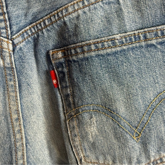 Levi’s Women’s Jean Shorts 501 Cut Off Denim Size 28 Waist Frayed Hem Shortie - Picture 11 of 14